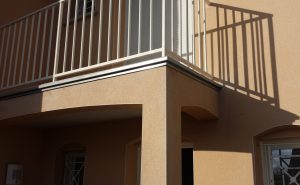 Baguette autour d'un balcon pour éviter les salissures (Taissy)