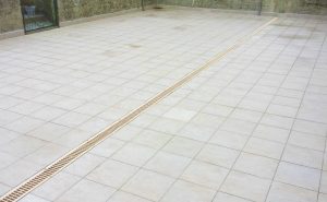 Pose de carrelage sur terrasse avec un caniveau central (Ludes)