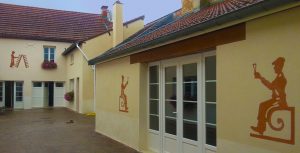 Décoration d'une cour intérieure avec notre technique d'enduit bicolore (Ludes)