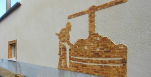 Réalisation d'un pressoir en briquettes dans la rue principale de Vaudemanges