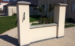 Réalisation d'un mur de clôture avec poteau, le tout enduit (Taissy)