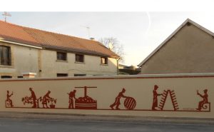 Décoration d'un mur avec une technique d'enduit bicolore mise au point par AG-Bat (Vaudemanges)