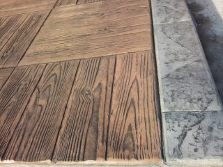 Béton imprimé bois callebotis desert tan démoulant anthracite bordure old granit couleur zinc anthracite