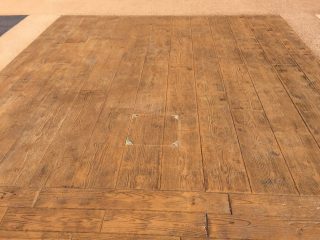 Béton imprimé bois cèdre 30cm tabac démoulant anthracite