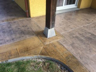 Béton imprimé bois cèdre moccacino démoulant anthracite peripherie bois rustique patine brun