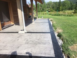 Béton imprimé bois cèdre zinc démoulant anthracite