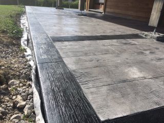 Béton imprimé bois cèdre zinc démoulant anthracite