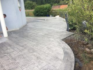 Béton imprimé bois cèdre zinc démoulant anthracite peripherie bois rustique