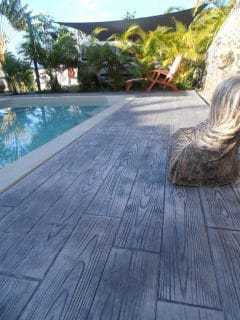 Béton imprimé bois en latte de 15 cm proche d'une piscine