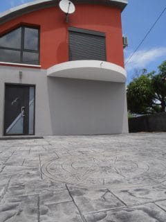 Béton imprimé dallage fontainebleau couleur zinc