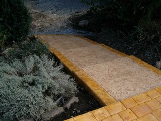 Béton imprimé escalier peau old granit et bordure en pavé napoléon
