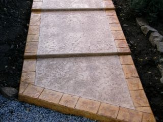 Béton imprimé escalier peau old granit et bordure en pavé napoléon