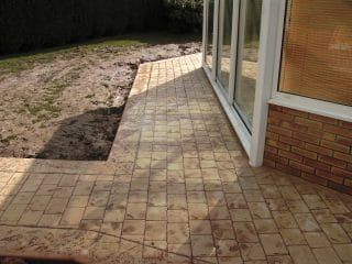 Béton imprimé pavé napoléon couleur mapple wood démoulant désert tan