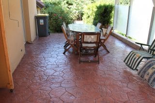 Béton imprimé pierre opus rouge brique démoulant anthracite