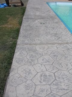 Béton imprimé pierre opus zinc anthracite piscine