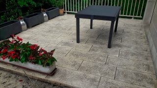 Salon de jardin sur terrasse en béton imprimé