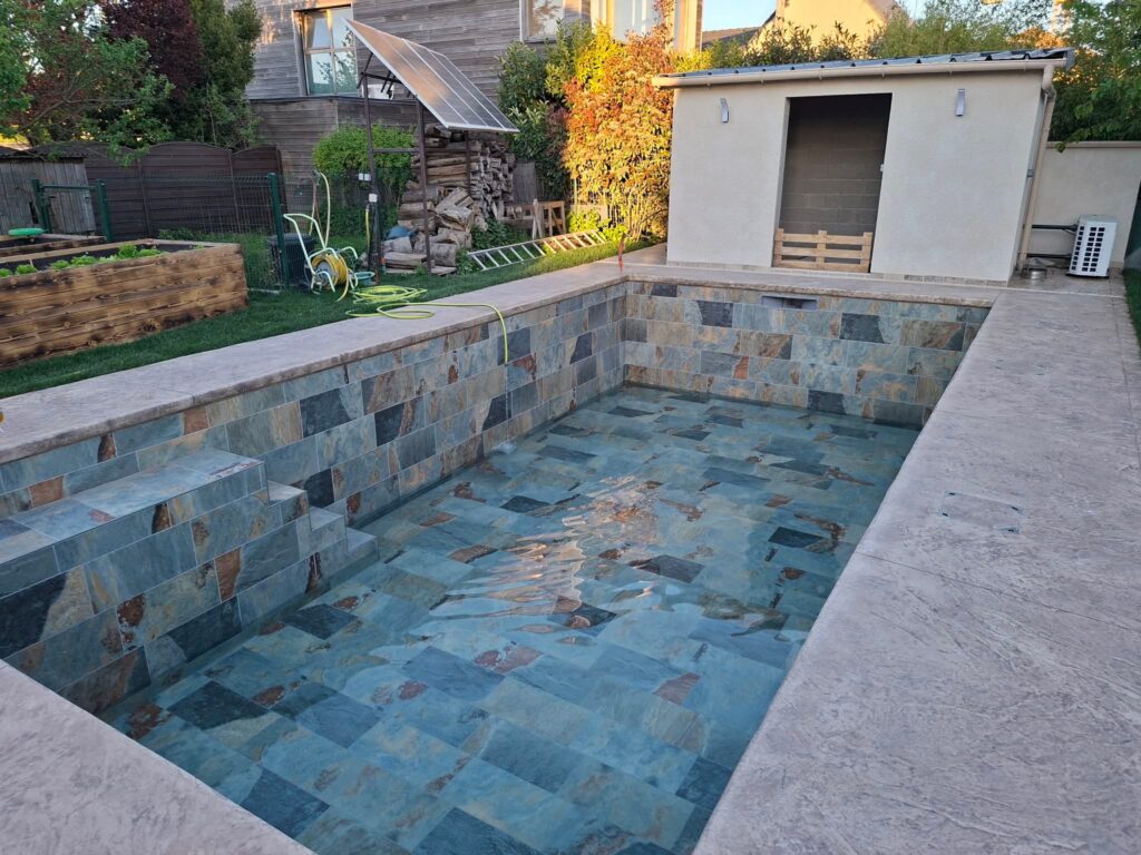Piscine maçonnée habillée de pierre naturelle