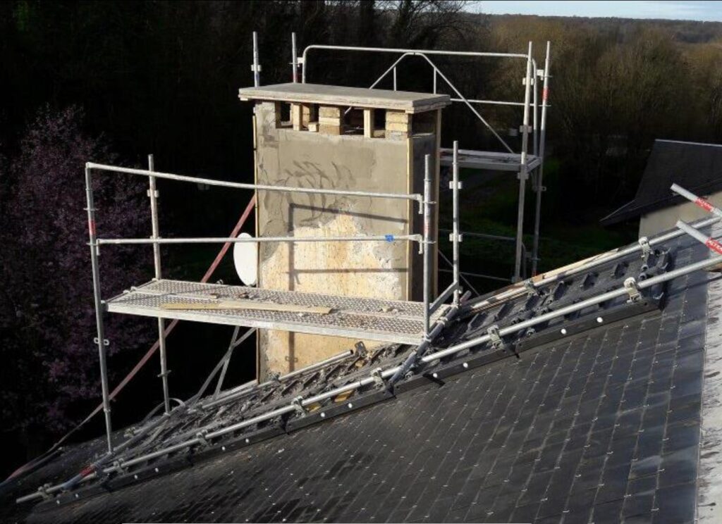 Souche de cheminée en cours de réfection sur la toiture
