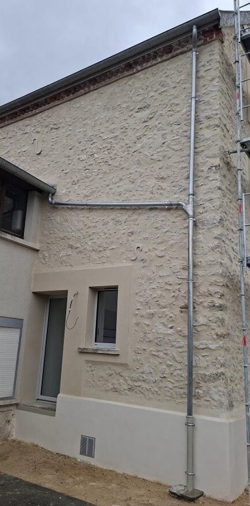 Façade en pierre d’une maison ancienne rénovée