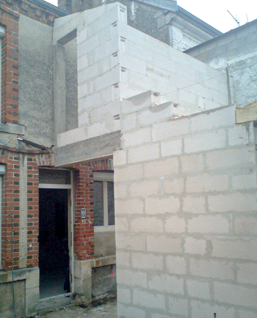 Construction d’une extension de maison en blocs béton
