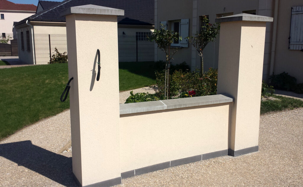 Mur maçonné enduit en limite de jardin