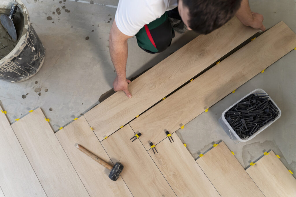 Pose de carrelage effet parquet avec croisillons