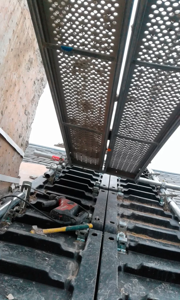 Passerelle de travail installée sur la toiture