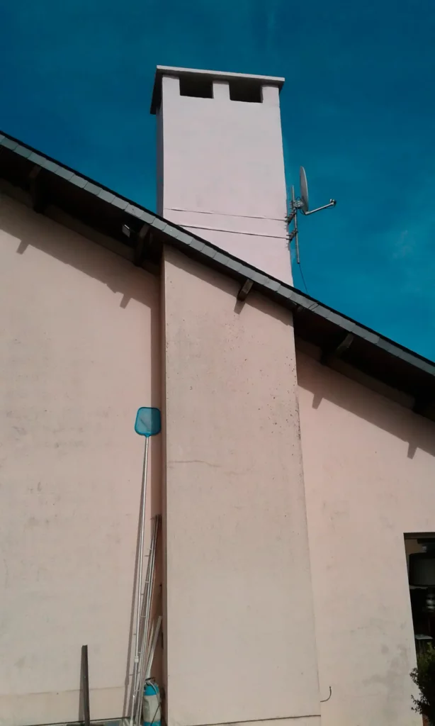 Cheminée enduite en pignon de maison