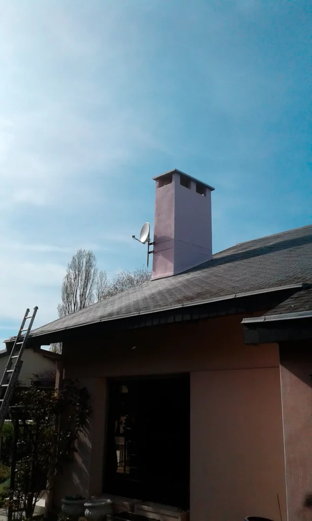 Souche de cheminée rénovée et enduite