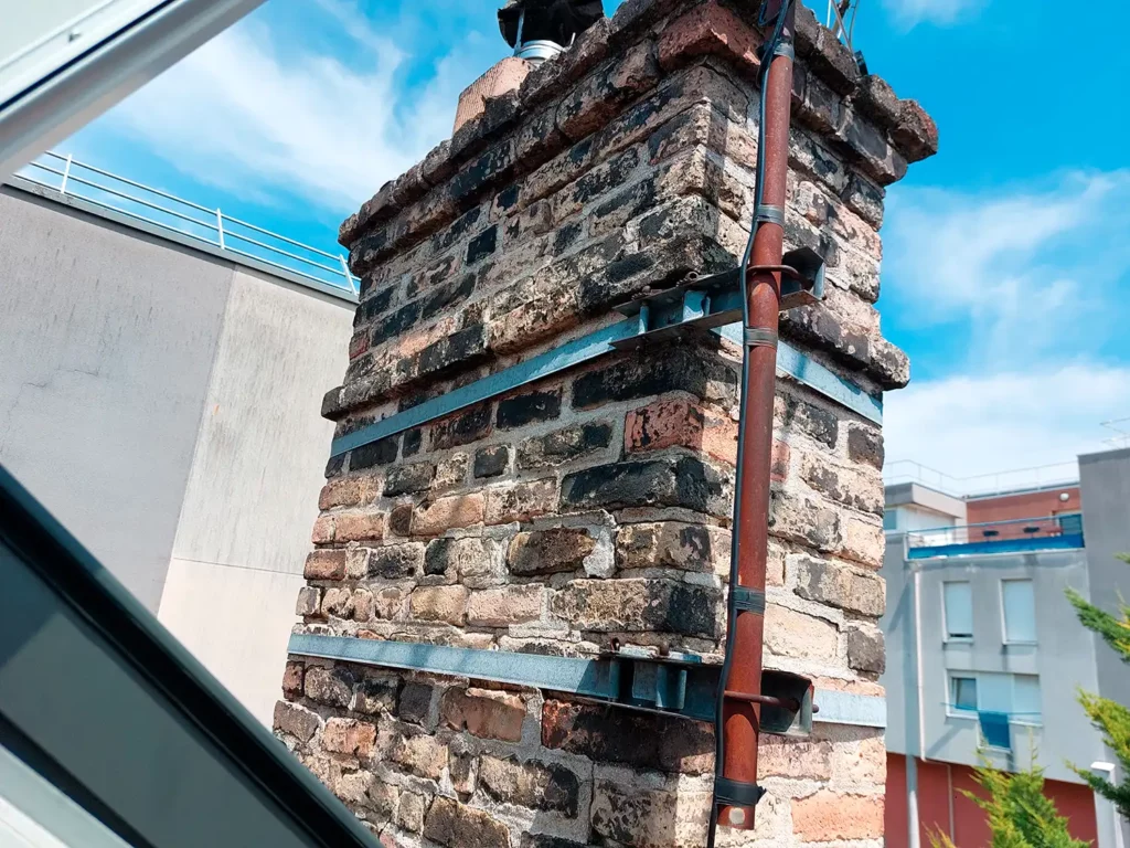 Maçonnerie de cheminée en meulière dégradée