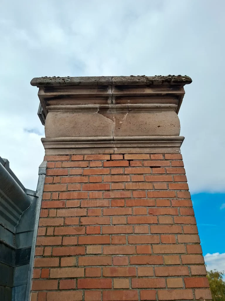Souche de cheminée en briques vue depuis la toiture