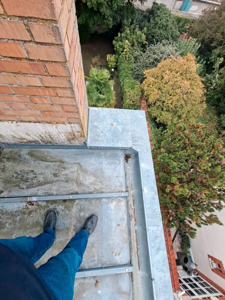 Intervention sur une toiture zinc autour de la cheminée