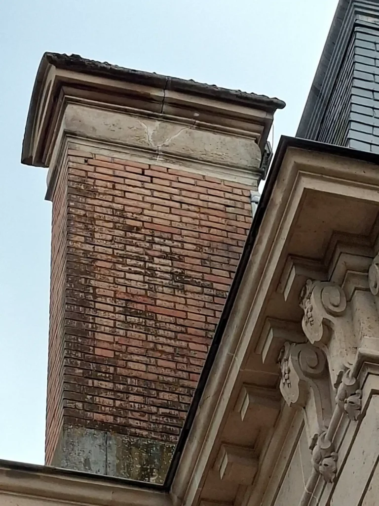 Souche de cheminée en briques sur une maison bourgeoise