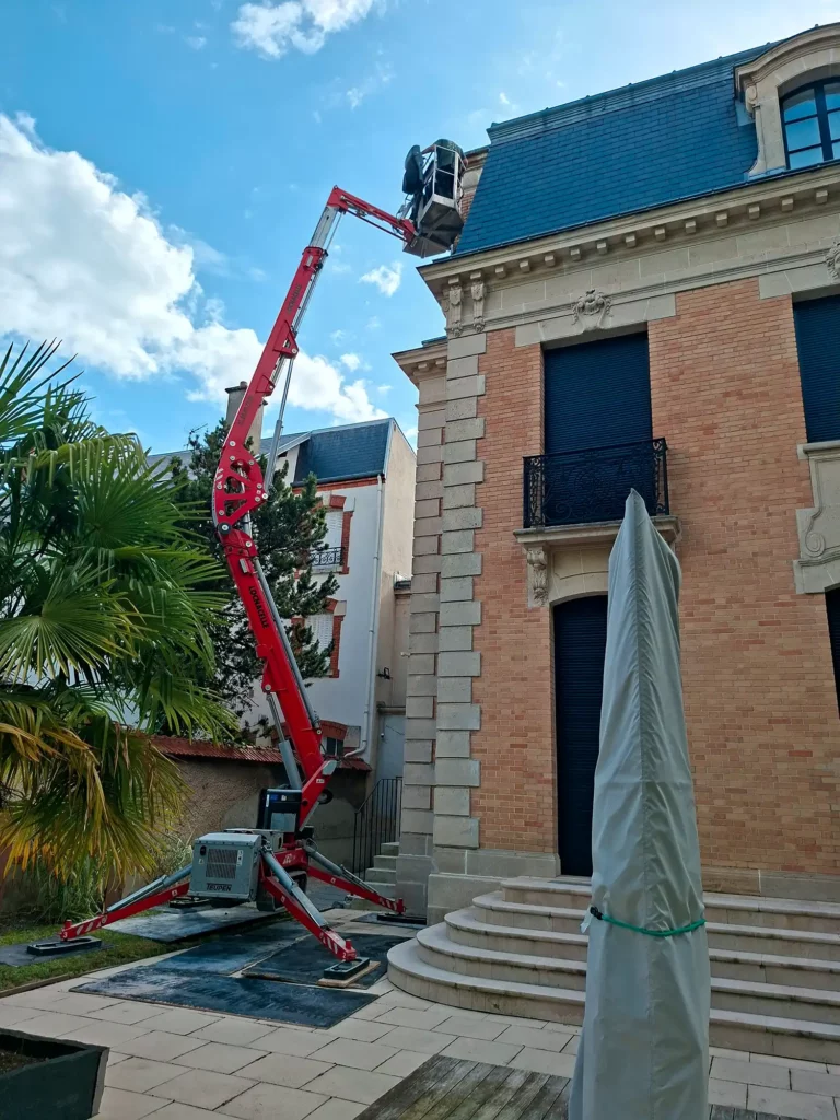 Nacelle installée pour la réfection d’une cheminée