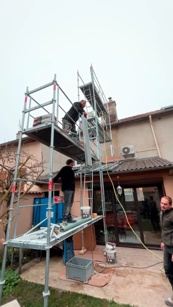 Échafaudage à l’arrière d’une maison pour une cheminée