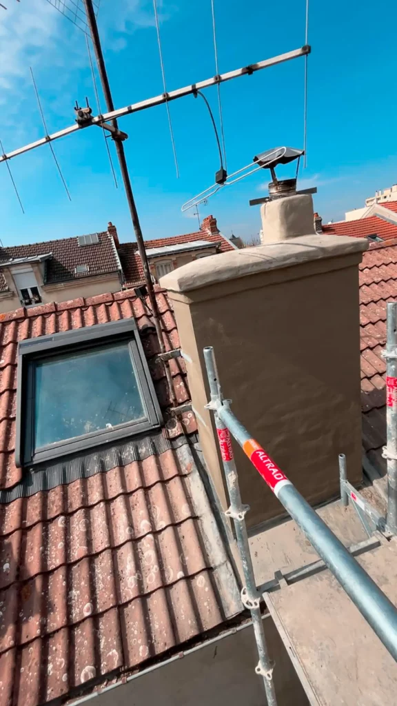 Souche de cheminée refaite près d’un velux