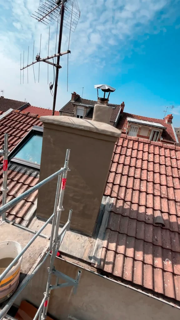 Souche de cheminée rénovée sur toiture en tuiles