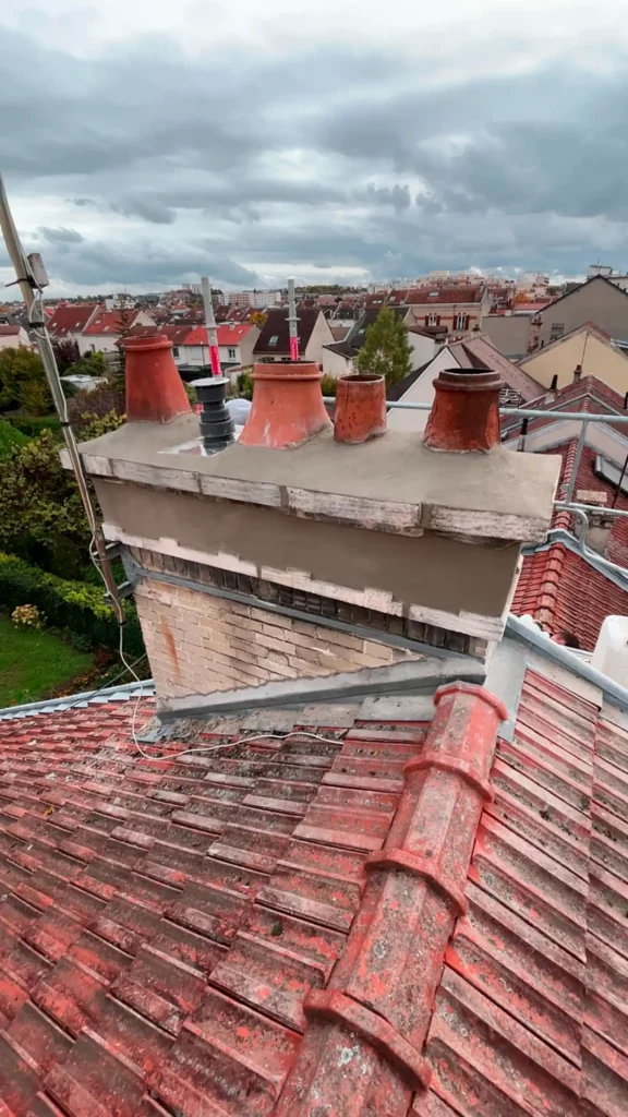 Souche de cheminée avec mitrons en terre cuite