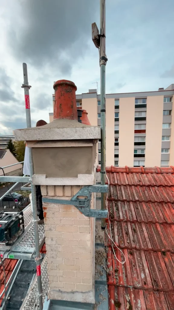 Souche de cheminée avant travaux de réfection