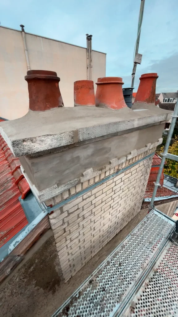 Souche en briques avec mitrons avant réfection