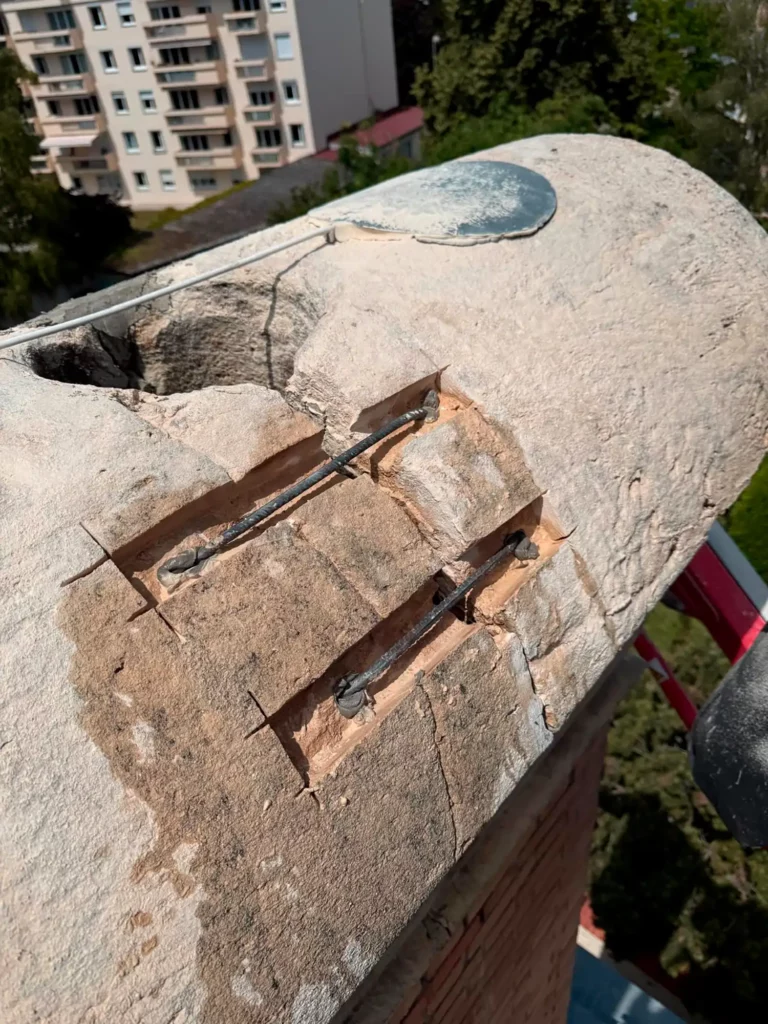 Agrafes métalliques sur une pierre de cheminée fendue