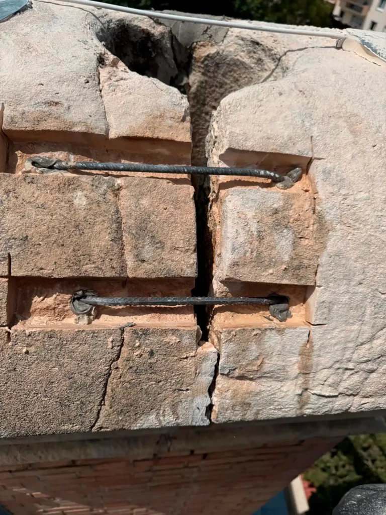 Fissure traversante sur un couronnement de cheminée