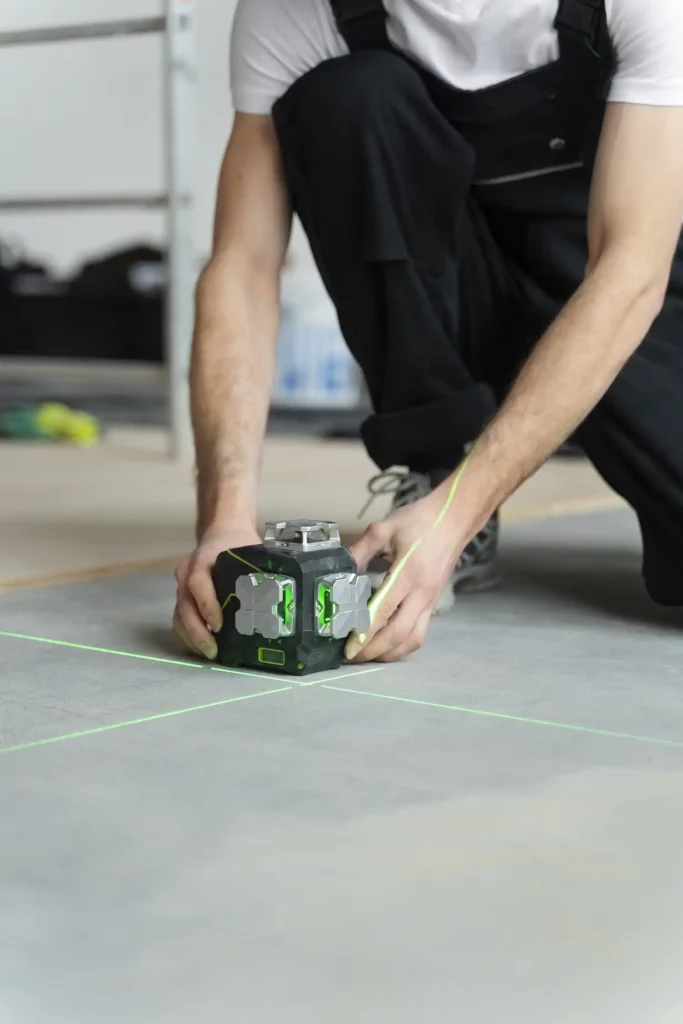 Maçon AG-BAT réalisant un traçage au niveau laser