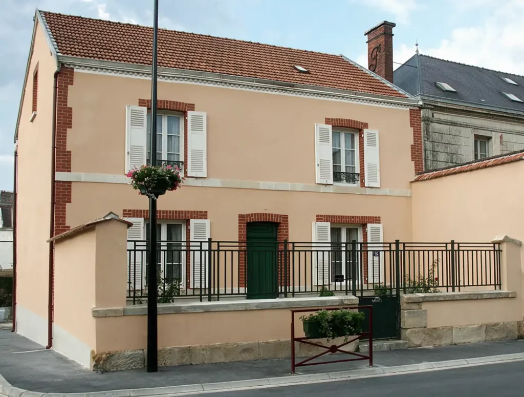Maison champenoise avec façade enduite et encadrements en briques