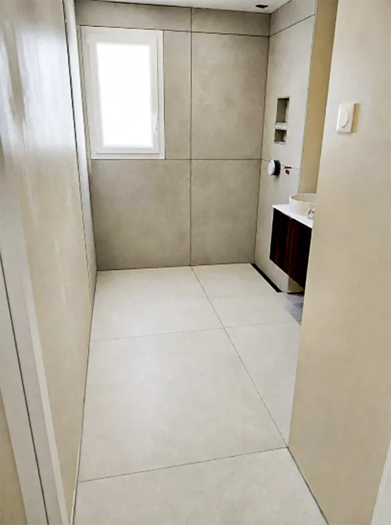 Salle de bain en carrelage grand format