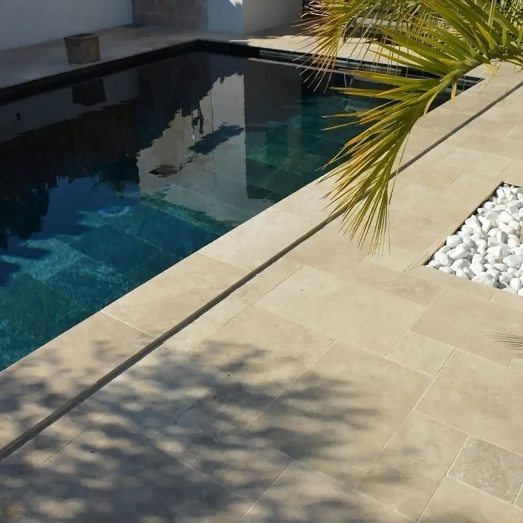Margelle et plage de piscine en travertin beige