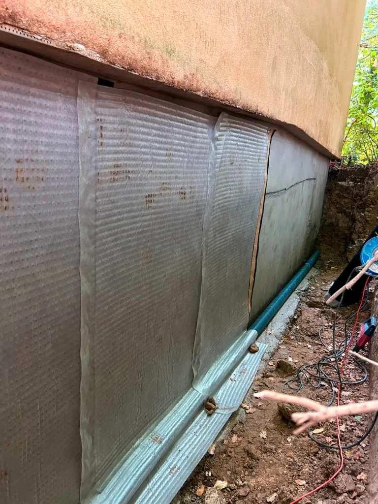 Membrane de drainage sur le soubassement