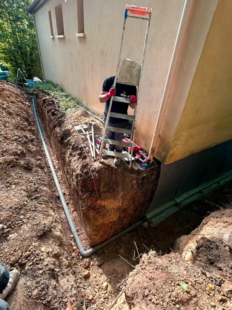 Tranchée de drainage et matériel de chantier