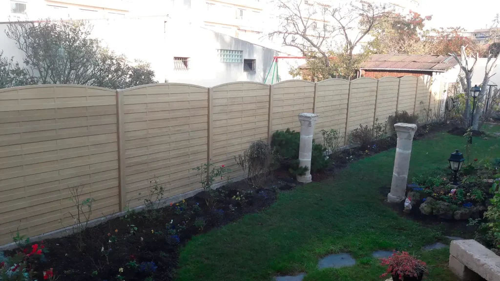 Clôture béton effet bois dans un jardin