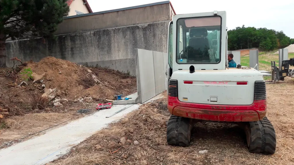 Chantier de clôture avec mini-pelle
